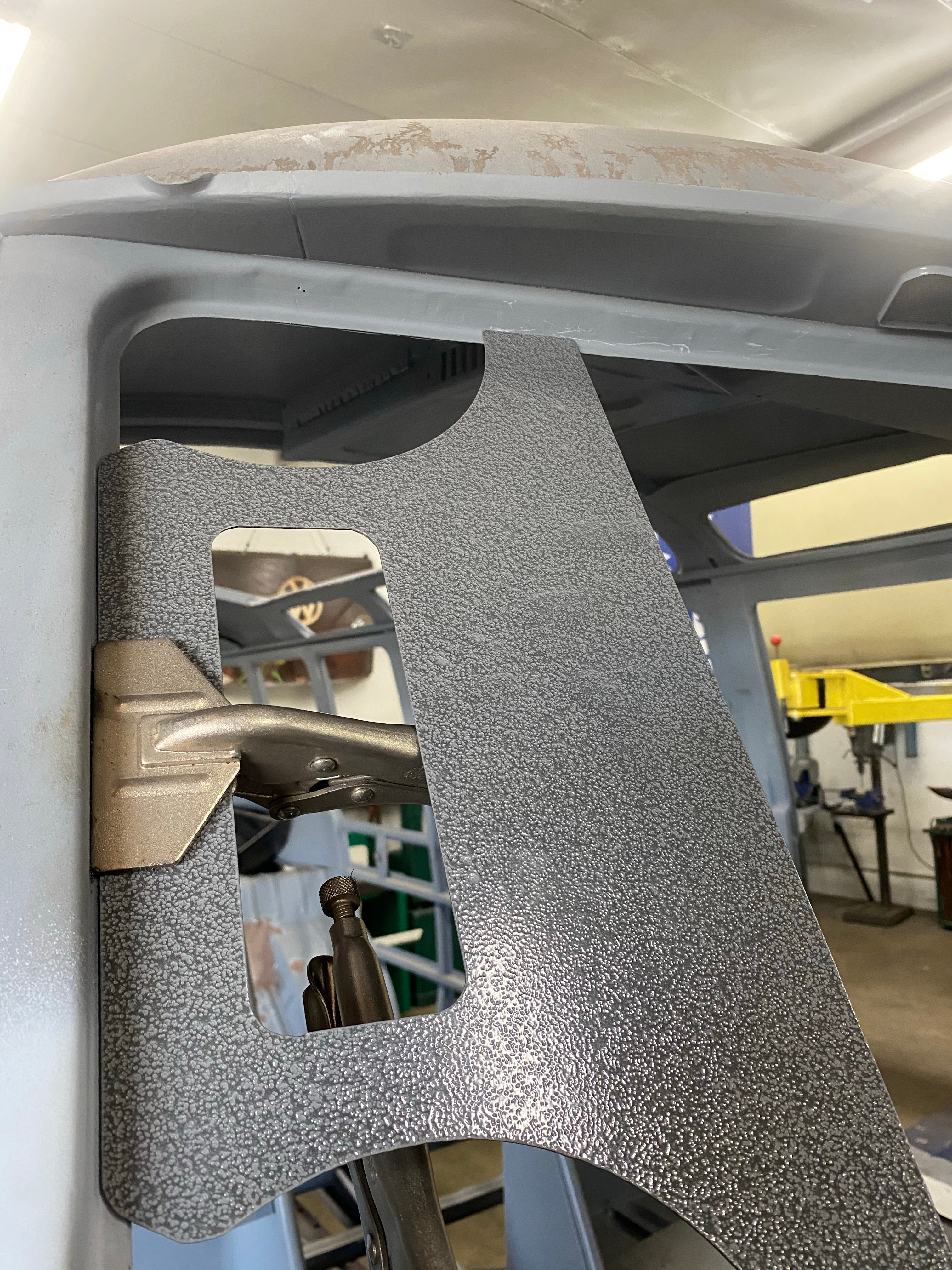Bus: Windshield Frame Opening Fixtures for Split Bus for Bus